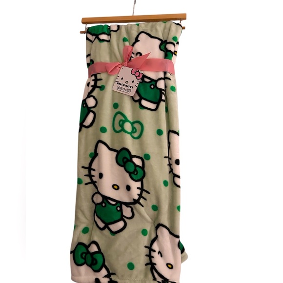 HELLO KITTY Green Bows ☘️👒Throw NWT - Picture 1 of 2